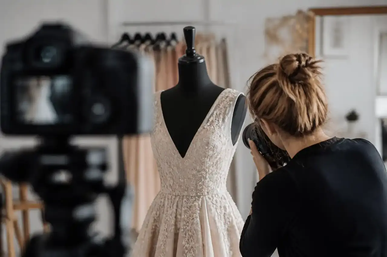 Photographie de mode haute couture en noir et blanc, lumière contrastée et atmosphère minimaliste