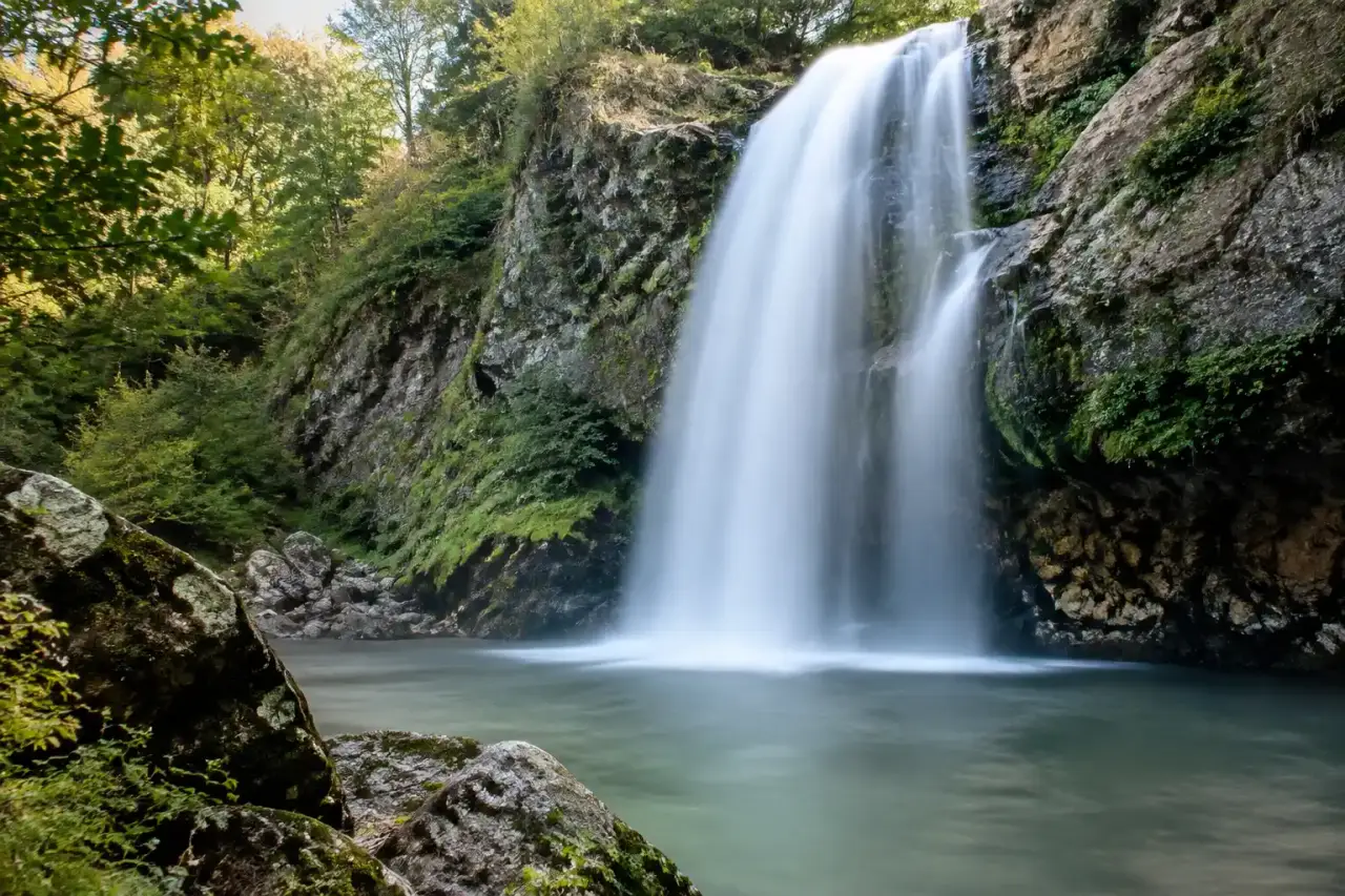 Photographier une cascade : le réglage qui transforme l’eau en voile sans flouter le paysage