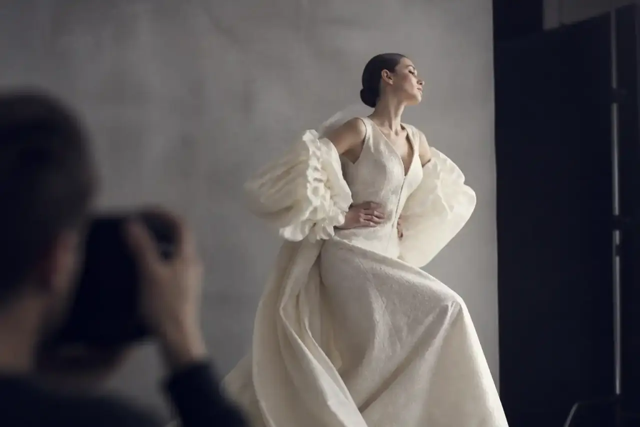 Portrait haute couture en noir et blanc, lumière dramatique et esthétique minimaliste