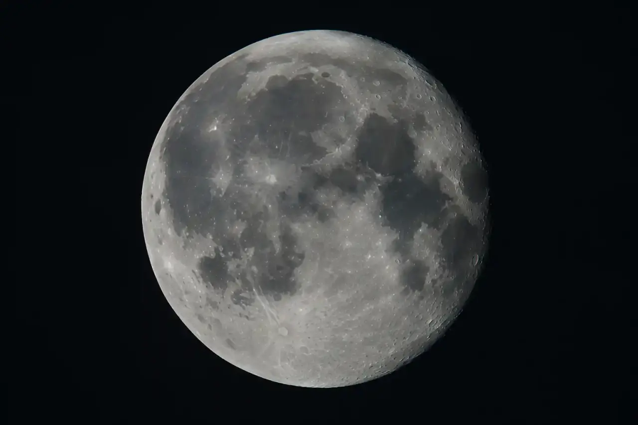 Photographier la Lune sans disque blanc : 4 réglages pour révéler les cratères